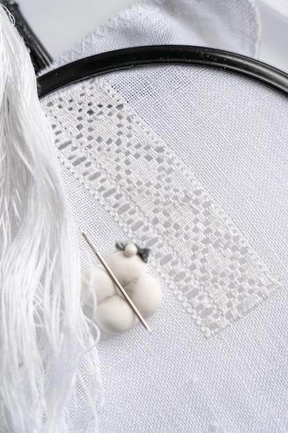 detal haftu na lnianym materiale